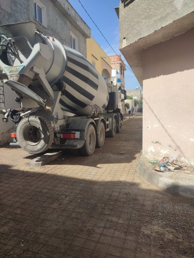 وضع الخرسانة الاسمنتية بجزء من نهج الامل وجزء من نهج بيرم التونسي